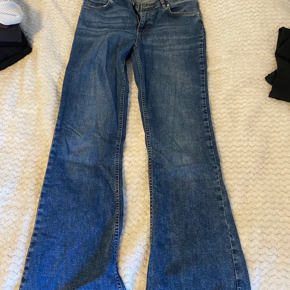 Fina jeans som är utsvängda. Dessa sitter lågmidjat på mig (ca170). Strl L men passar M. För små för mig. Formar sig fint❤️. Jeans & Byxor.