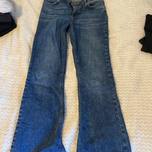 Lågmidjade utsvängda jeans - Fina jeans som är utsvängda. Dessa sitter lågmidjat på mig (ca170). Strl L men passar M. För små för mig. Formar sig fint❤️