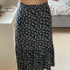 Lång blommig svart kjol - En fin lång kjol från bubbleroom. Har resår i midjan. Nypris 379kr