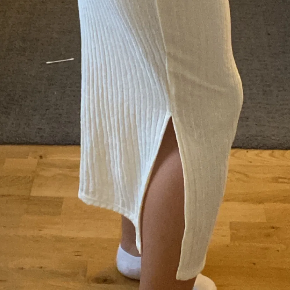 ❤️❗️BETALNING SKER VID SWISH❗️❤️ Jättefin beige vit kjol från lindex i storlek M, den är Lågmidjade och har en slits och är lång. ALDRIG ANVÄND LAPPEN KVAR. Kjolar.