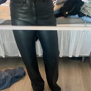 Skinnbyxor - Skinnbyxor i Wide leg från HM. Helt slutsålda. Storlek 40, däremot är jag en 34 och den passar. 