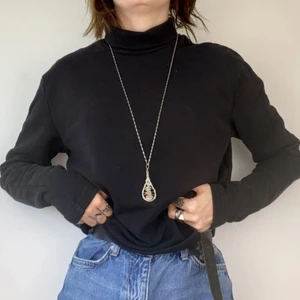 Svart polotröja  - Från cheap monday, säljer då jag inte använder den. Perfekt basplagg till höst/vinter.  Köpare står för frakt. Tar emot Swish och direktbetalning via appen. Kan också mötas i Växjö