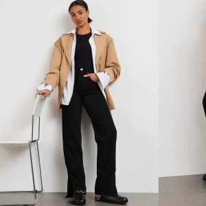 90’s slit jeans strl. 36 - Använda och tvättade 1 gång. Jag är 175cm lång