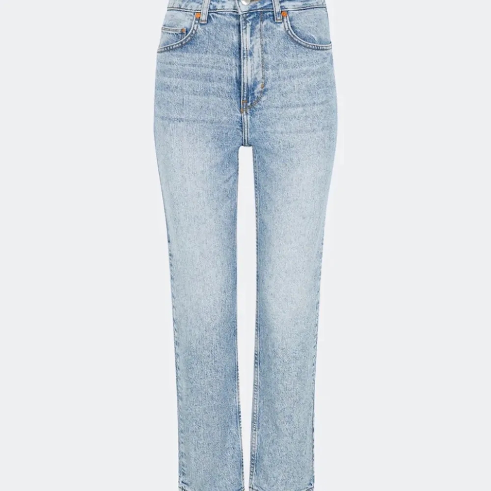 Ljus blåa jeans från bikbok,ny pris 600,väldigt fint skick,jag säljer för att jag ska spara ihop lite pengar<333 köparen betalar frakt,pris går att diskutera . Jeans & Byxor.