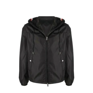 Moncler jacka  - Säljer denna moncler jacka då den sitter för liten på mig , det är strolek S och är 10/10 i skick, alltså som helt ny , den har även telefon Scan vid moncler märket och allt sådant ! 