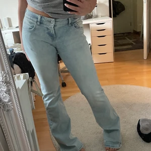 Lågmidjade jeans - säljer mina helt oanvända ljusblå lågmidjade jeans från LTB, helt slutsålda ❤️❤️köp direkt för 600kr! W27 L34. Högsta bud 400+ frakt