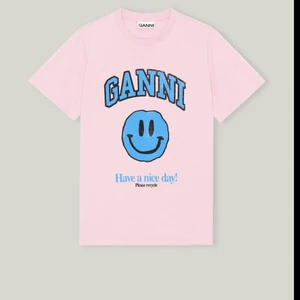 Ganni tshirt  - Säljer min fina Ganni tshirt som är i fint skick💖 Tryck inte på köp direkt utan skriv in mig först!
