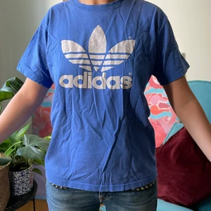 Tshirt - En blå tisha med adidas tryck på! 