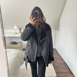 Svart jacka, Zara - Säljer denna supersnygga oversized jackan från Zara, som är i superbra skick. 