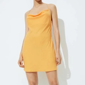 Silkes klänning - Säljer min fina orangea silkesklänning från hm då jag ej använt den så mycket, den är mer orange i verkligheten. Köparen står för frakten. Kontakta mig för privata bilder💕