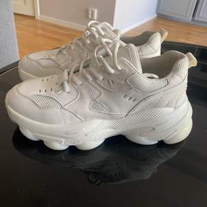Vita sneakers i storlek 39 från NA-KD. Måttligt använda men har lite smuts på insidan samt undersidan av skon (se bilder). Kan mest troligt tvättas bort.  Nypris 549:-