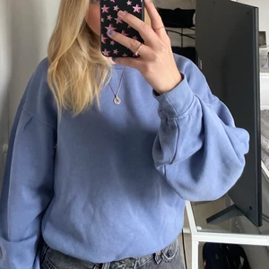 Fin blå tröja från hm - Jättefin och mysig tröja från hm💗 har även en fin detalj vid armarna 🌺