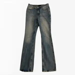 Lågmidjade flare jeans köpta på asos för 480kr och aldrig använda pga lite för stora för mig. Storlek 28/34, köparen står för frakt 🌟