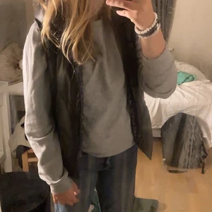 Svart skinn väst  - Säljer min super fina skinn väst. Har knappt använt den så i super fint skick!! Kom privat ifall du skulle vilja ha fler & bättre bilder <3 Västen är helt perfekt nu till hösten & vintern!!🌟