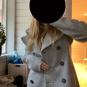 Kappa  - Säljer min jätte fina kappa, som är helt perfekt nu till höst. Kappan är i storlek xs och är köpt i en butik i new york (Old navy) för 1000 kr. Den är i ett jätte bra skick. Om de e fler som är intresserade så blir de budgivningen. Köp annars för 500 kr💗
