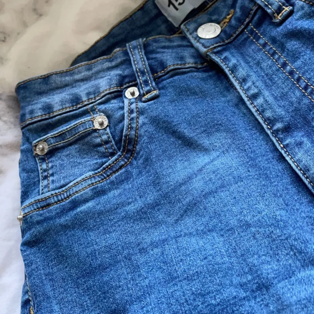 Ett par blåa jeans som jag knappt användt . Jeans & Byxor.