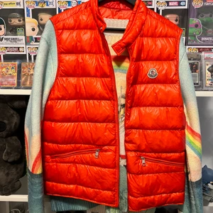 Moncler Gui - Size 4, köpt på NK. Kvitto, tags och påse ingår