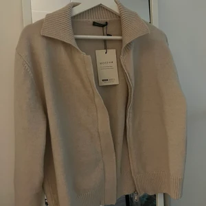 Tröja/kofta - Fin kofta, helt oanvänd med lappar kvar. Storlek L men passar M