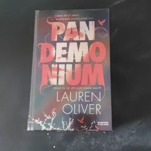 Lauren Oliver "Pandemonium" - Hårdbunden. Bra skick