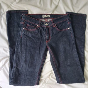 Acne jeans - Riktigt feta Acne med röda sömmar med en tag på bakfickan🔥. Är i storlek 29/34 om ni vill ha mått så är det bara att skriva. De är lågmidjade och raka i benen👖