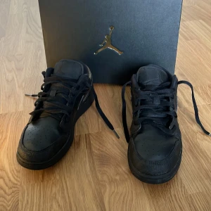 Jordan 1 low black - Använda ganska mycket men ändå i ganska bra skick. 400kr + frakt. Storlek 39