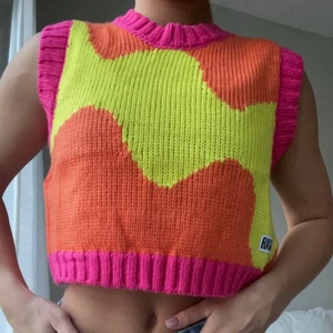 Stickad väst - Säljer denna stickade topp/väst från THE RAGGED PRIEST, nyskick🫶🏽 