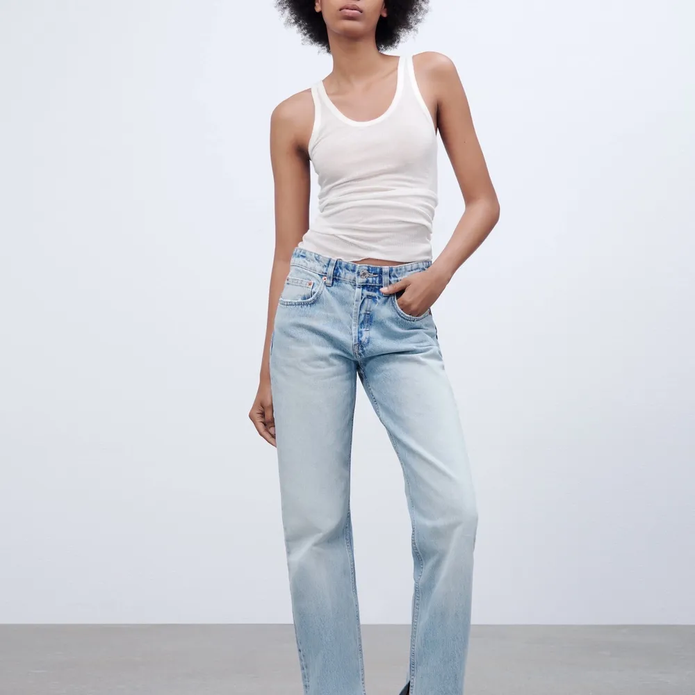 Säljer mina snygga straight mid rise jeans från Zara! Perfekta!( obs: har ingen slits). Jeans & Byxor.