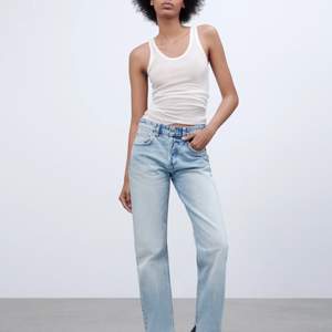 Säljer mina snygga straight mid rise jeans från Zara! Perfekta!( obs: har ingen slits)