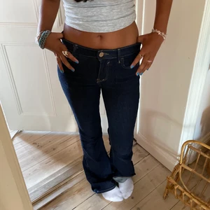 Lågmidjade mörkblå jeans💙💙🖤 - Super fina mörkblå jeans! Passar till allt och bra skick, najs med mörka jeans till hösten💎 Lågmidjade 