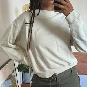 Sweater från Uniqlo - Säljer den här oanvända sweatshirten från Uniqlo, storlek S💛 Köpare står för frakten, kan även mötas upp i Jönköping! 