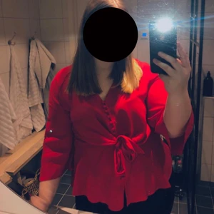 Blus  - Säljer en fin blus i fint skick, använd endast ett fåtal gånger! Priset kan diskuteras☺️
