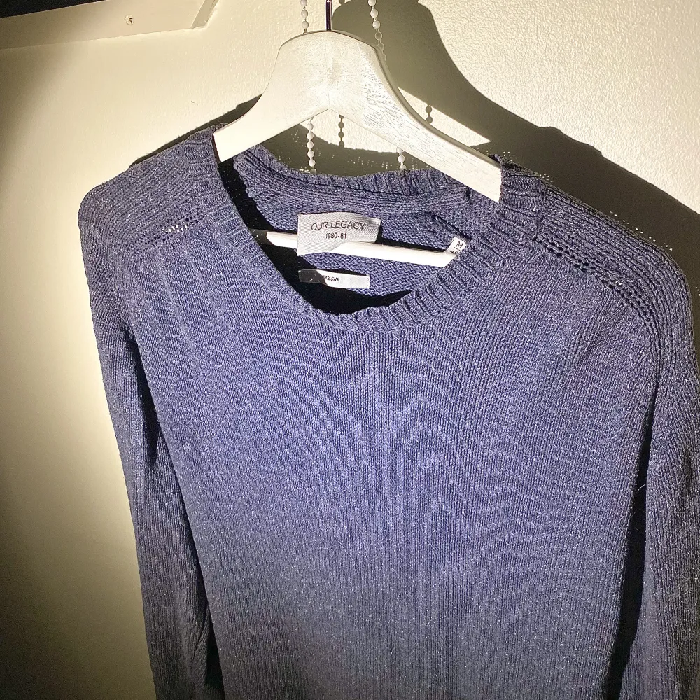 Hej, säljer min sweatshirt från Our Legacy. Den är i 100% silk och väldigt bra skick. Storlek Medium och True To Size. Priset är inte hugget i sten. Hör av dig vid frågor.. Tröjor & Koftor.