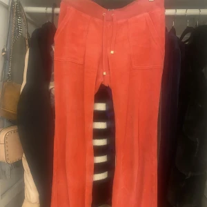Vintage juicy - Mörkrosa vintage juicybyxor i använt skick, färgen gör sig inte riktigt rättvis på bild tyvärr, finns några små fläckar o slitningar (sista bild) dock inget man lägger märke till vid användning!