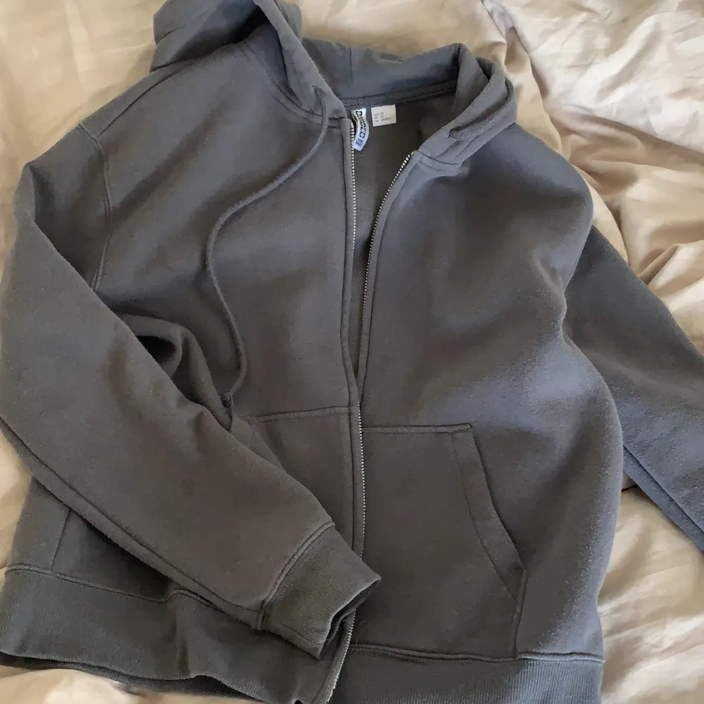 Fin grå zip hoodie från hm, storlek xs men sitter större. Inga defekter och perfekt skick❤️. Tröjor & Koftor.
