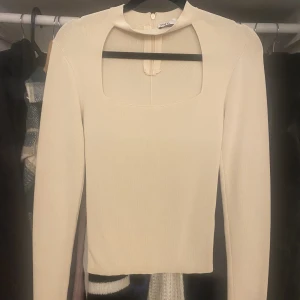 Zara tröja - HELT NY tröja från zara, har dock tagit bort lappen. Säljer då den är förstor för mig tyvärr!