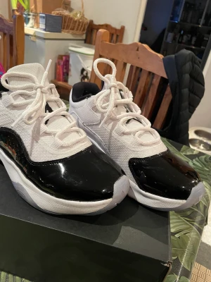 Air Jordan 11 CMFT Low - Inköpt på JD sports september 2022. Storlek 40, passar som 39. Använd fåtal gånger väldigt fåtal gånger.