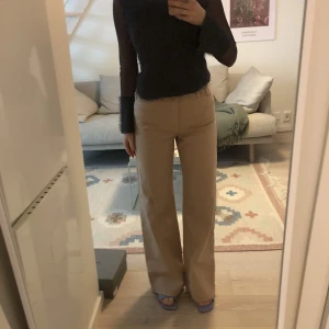 Vida jeans beige - Beige jeans från Monki storlek 26. Använda endast ett fåtal gånger, jättefint skick. Lagom/lite längre i benen på mig som är 165cm.   Skickar med PostNord/möts upp i Lund 