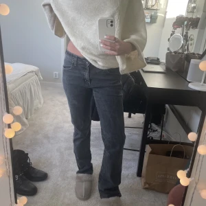 Lågmidjade grå jeans - Så snygga lågmidjade raka gråa jeans köpta i london! Waist 29 men skulle säga att de sitter nice på en 27a också 💋