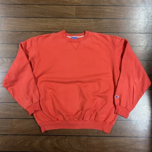 Champion Sweatshirt - Snygg vintage sweatshirt i en fin röd färg, Storlek L! Bara att skriva om du undrar över något🙏