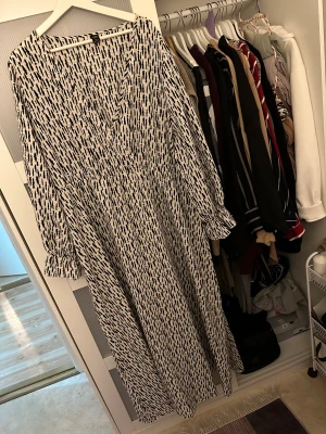 Svart/vit klänning  - Säljer nu min svart/ vita klänning.  Så fint material och längd:  Endast använd 3-4 gånger.  