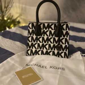 Oanvänd michael kors väska säljes! - Otroligt fin michael kors väska som är limited edition! Denna är köpt i LA för ca 4 år sedan,därav har jag inte kunnat få fram modellen på den! Påse,äktighetsbevis och ett längre band medföljer! Väskan är aldrig använd utan är helt i nyskick!