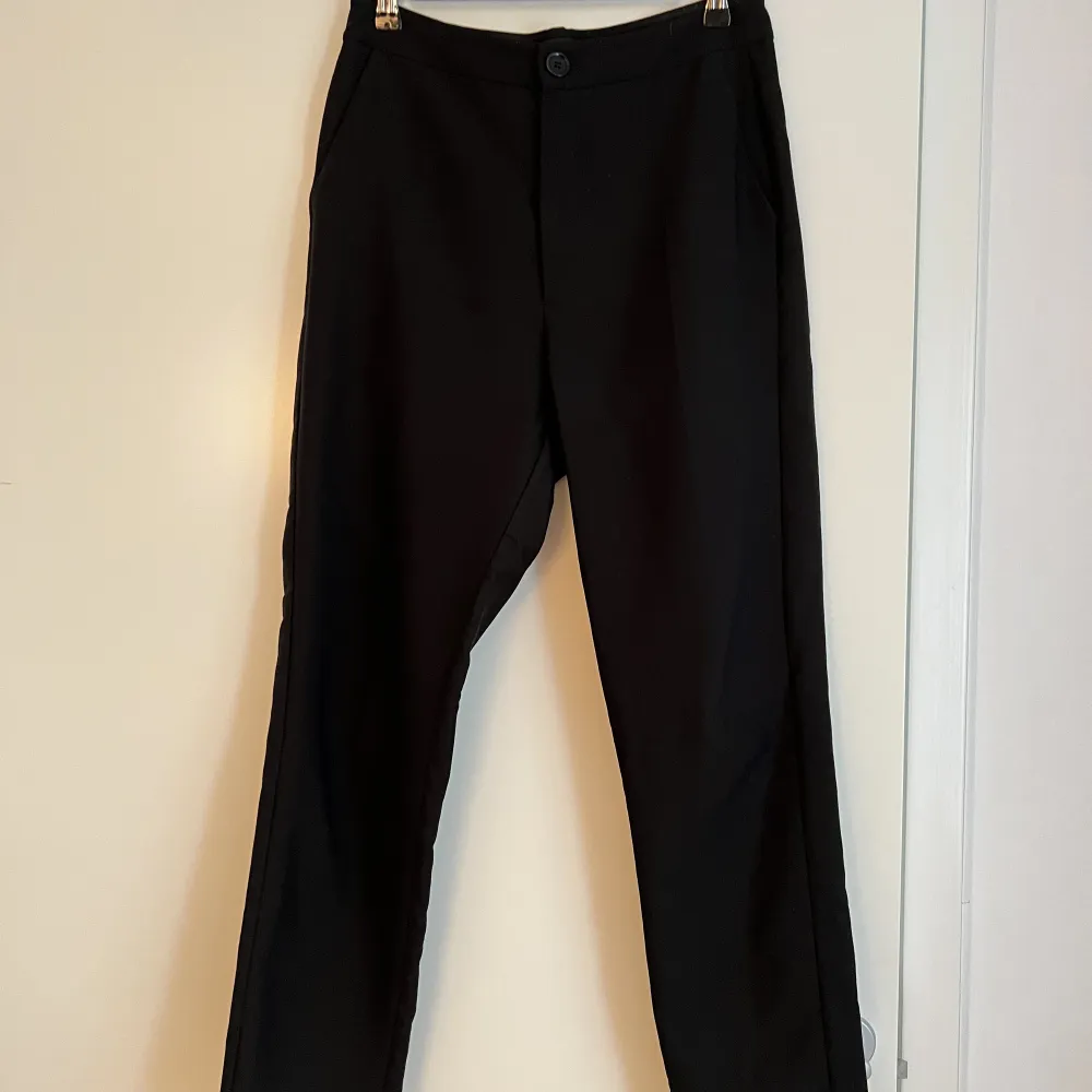 Svarta kostymbyxor från Gina Tricot med hög midja. . Jeans & Byxor.
