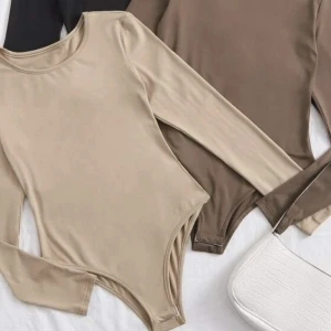 Oanvänd bodys från shein - Nya, oanvända. Beige och brun (svart säljs inte då det var ett hål i den). Storlek M passar även S. Stretchiga  Medeltjockt material. En för 30 båda för 50:-