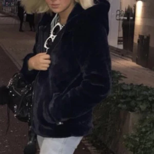 Blå faux fur jacka med luva - Säljer min blåa pälsjacka (självklart ej äkta päls) med huva som tyvärr använts väldigt få gånger. 