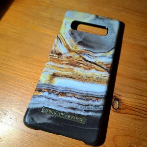 Mobilskal - Ideal of sweden - Köpt för att passa en samsung galaxy s10+ Använt bara några veckor så i princip som ny.