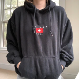 Brandy Melville hoodie - Knappt använd hoodie från Brandy! Deras klassiska oversize, extremt mysig 