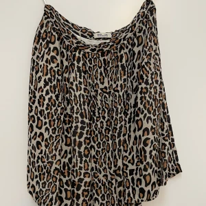 Plisserad kjol Baum und Pferdgarten  - Plisserad kjol från Baum Und Pferdgarten i leopardmönster.  Strl: 36.