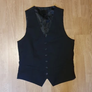 Kostymväst - Svart kostymväst i storlek 46. Knappt använd. 