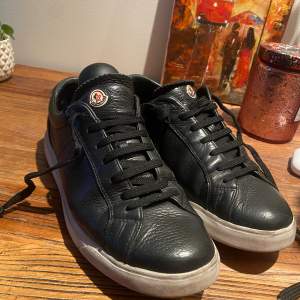 Moncler skor, ”la Monaco” köpte för 3299kr. Storlek 40/5 Använda men fortfarande i väldigt bra skick, inga skråmor i läder osv.