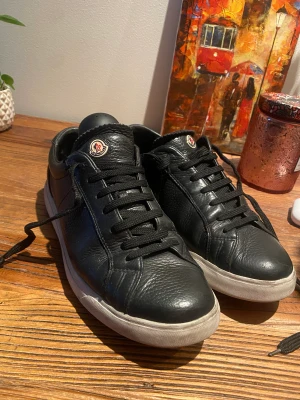 Moncler - Moncler skor, ”la Monaco” köpte för 3299kr. Storlek 40/5 Använda men fortfarande i väldigt bra skick, inga skråmor i läder osv.